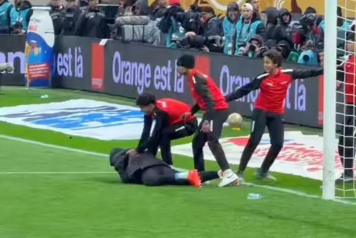 开云官方-摩洛哥抢毛巾球员：向所有人真诚道歉，比赛时我情绪过于激动了