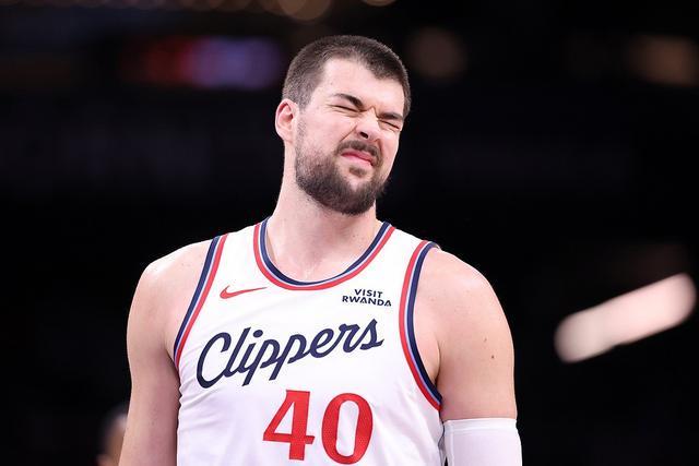 下载开云-祖巴茨快船生涯数据：场均11.4分9.3板1盖帽；一次防守二阵