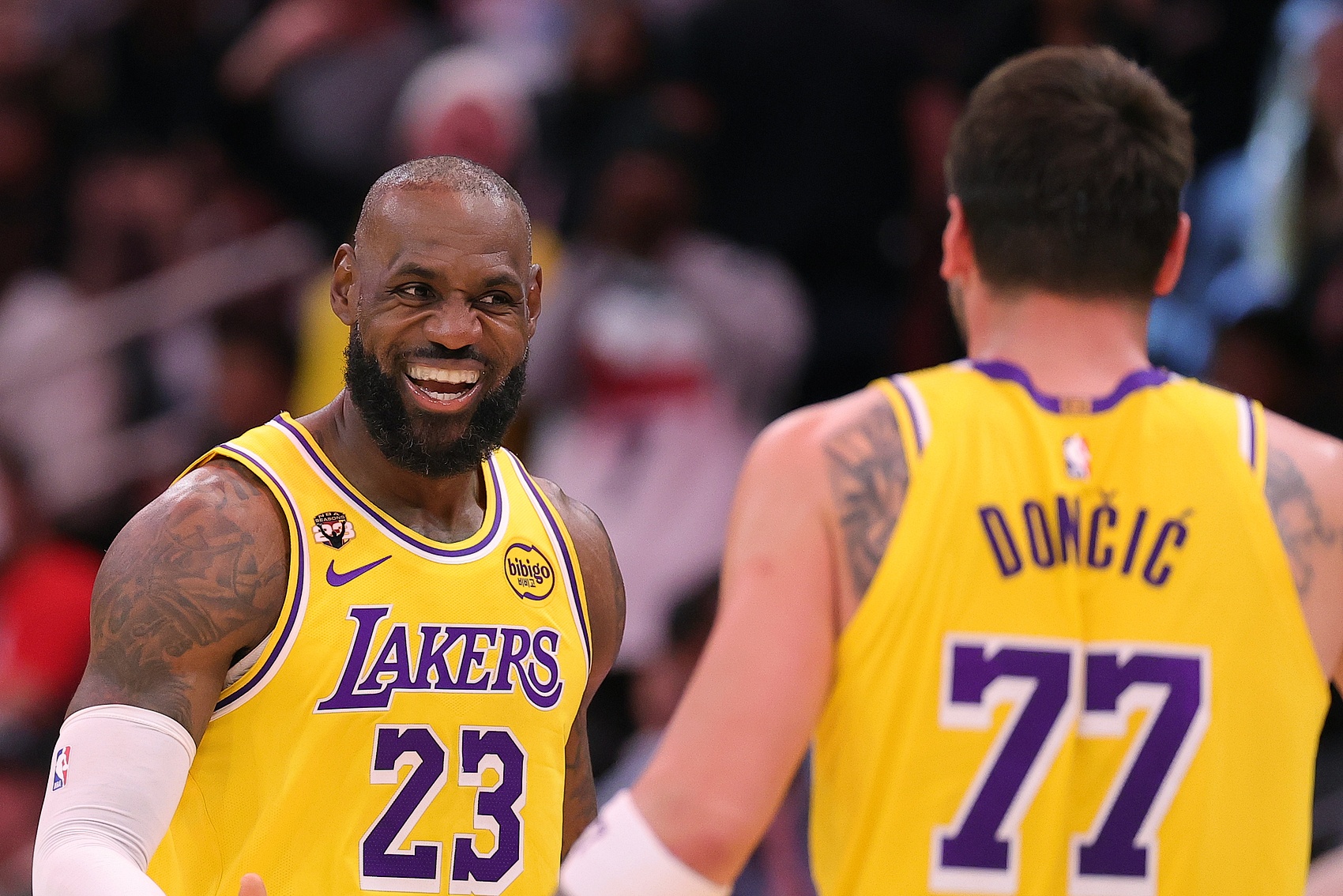 开云体育下载-生涯每个赛季都能达成场均20+5+5的球员：詹姆斯、东契奇